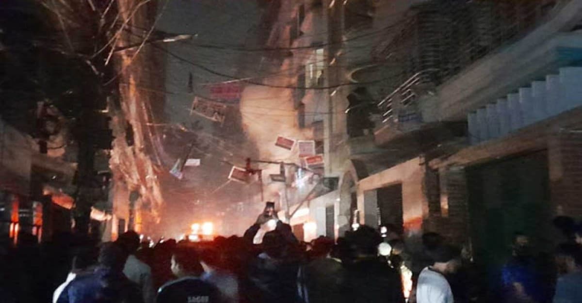 রাজধানীর বনশ্রীতে ছয়তলা ভবনে আগুন