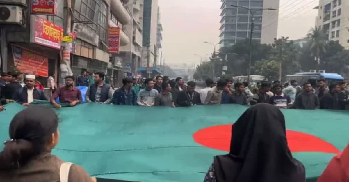 আবারও বনানীর সড়ক অবরোধ করল প্রাইম এশিয়ার শিক্ষার্থীরা