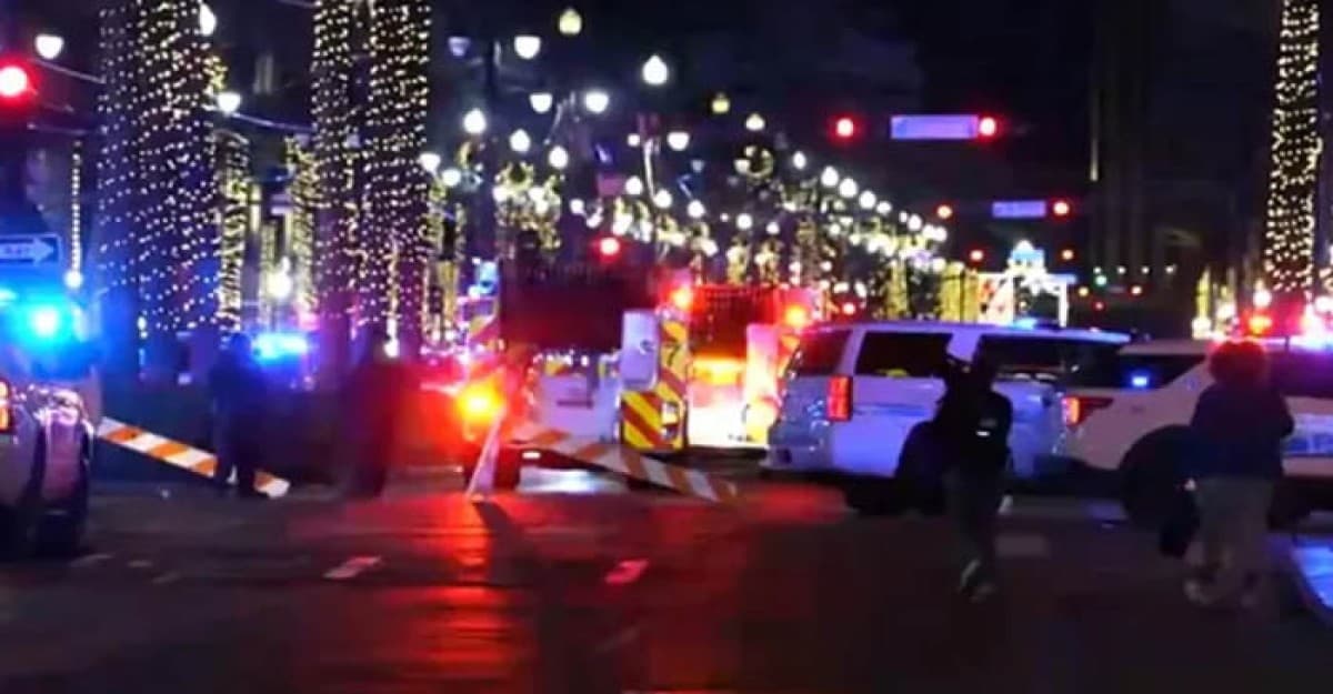 যুক্তরাষ্ট্রে ভিড়ের মধ্যে উঠে গেল গাড়ি, নিহত ১০