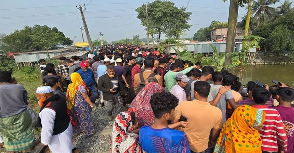 ফরিদপুরে রেলক্রসিংয়ে ট্রেন-মাইক্রোবাস সংঘর্ষে নিহত ৫