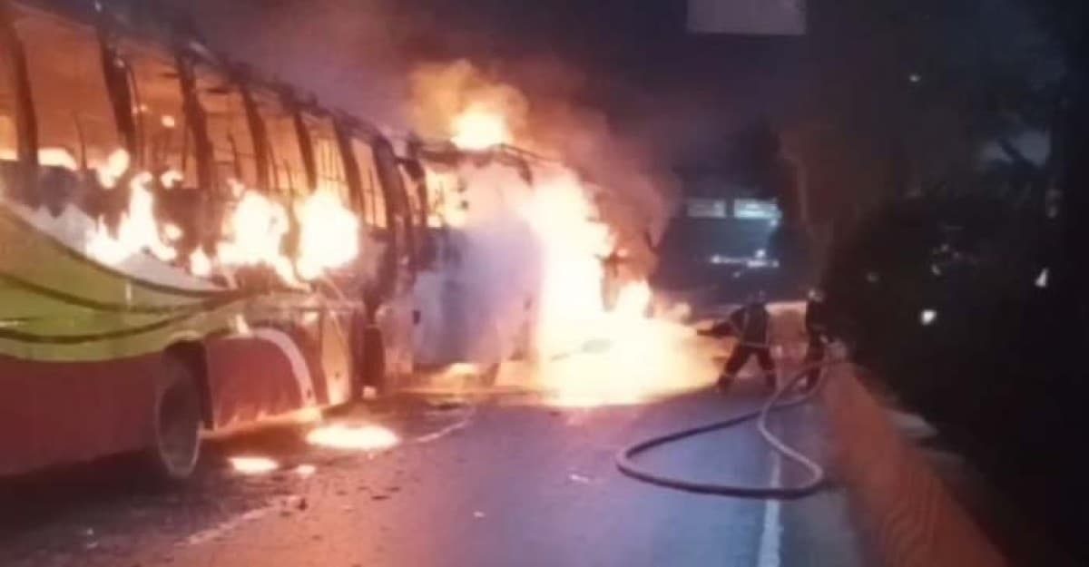 সাভারে অ্যাম্বুলেন্স ও দুই বাসের সংঘর্ষের পর আগুন, নিহত ৪