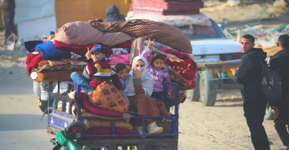 গাজাবাসী দলে দলে নিজ বাড়ি ফিরছেন