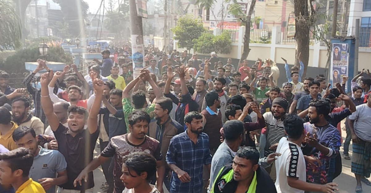 অটো চলাচলে নিষেধাজ্ঞা, ময়মনসিংহে সিটি করপোরেশন ঘেরাও