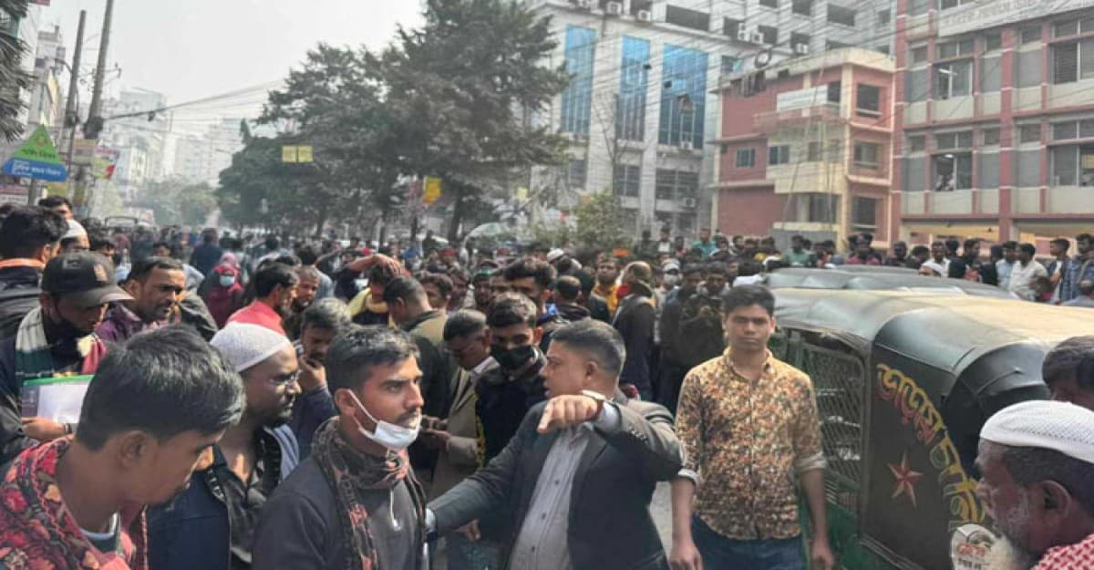 টিকা না পেয়ে সড়ক অবরোধ করেছেন প্রবাসীরা