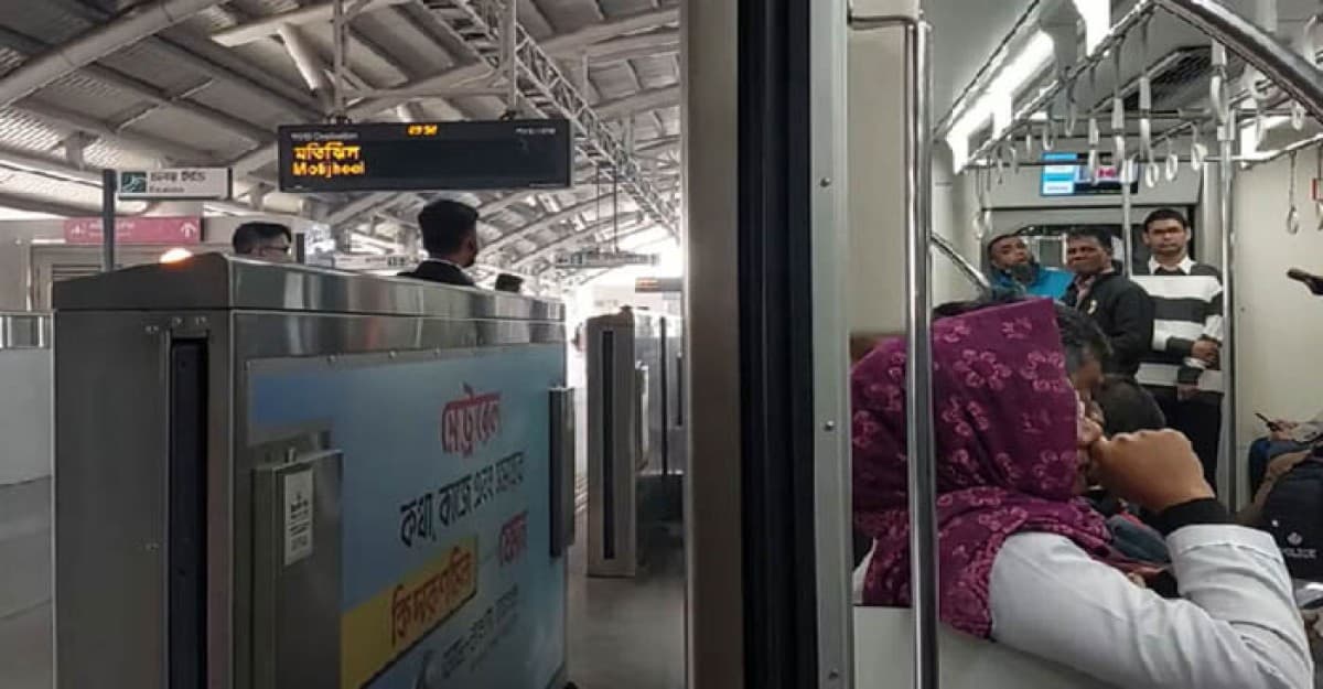 মেট্রোরেল চলাচল বন্ধ, স্টেশনে যাত্রীদের উপচেপড়া ভিড়