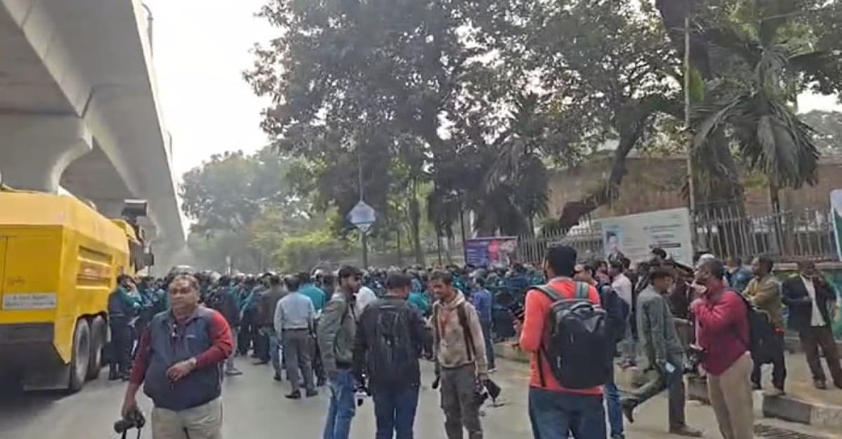 শিক্ষকদের পদযাত্রা শাহবাগে আটকে দিলো পুলিশ