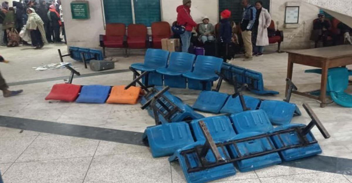 ট্রেন চলাচল বন্ধ, স্টেশনে বিক্ষুব্ধ যাত্রীদের ভাঙচুর