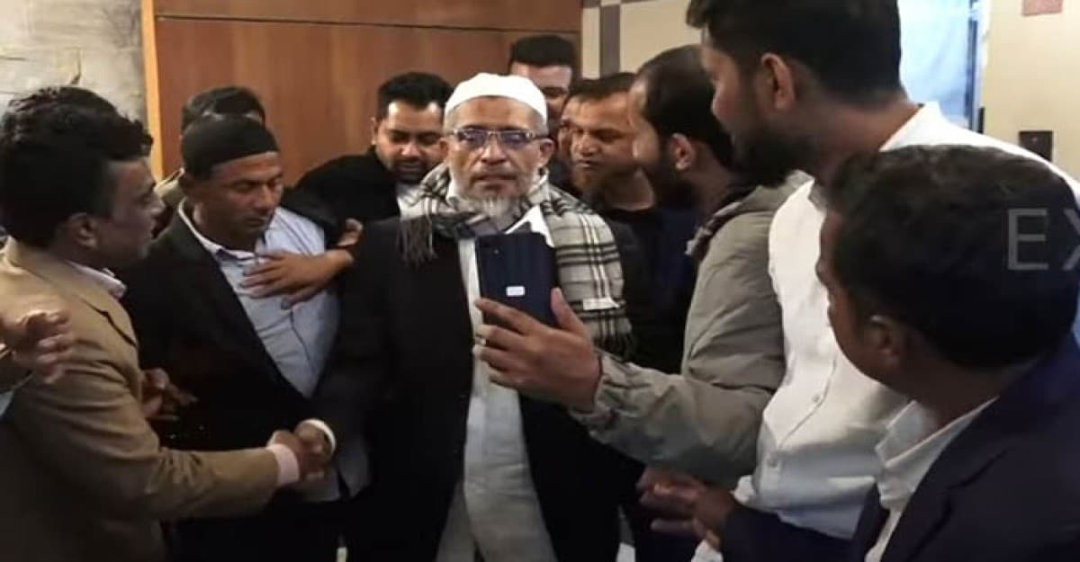 হঠাৎ অসুস্থ বাবর, দুবাই হাসপাতালে ভর্তি