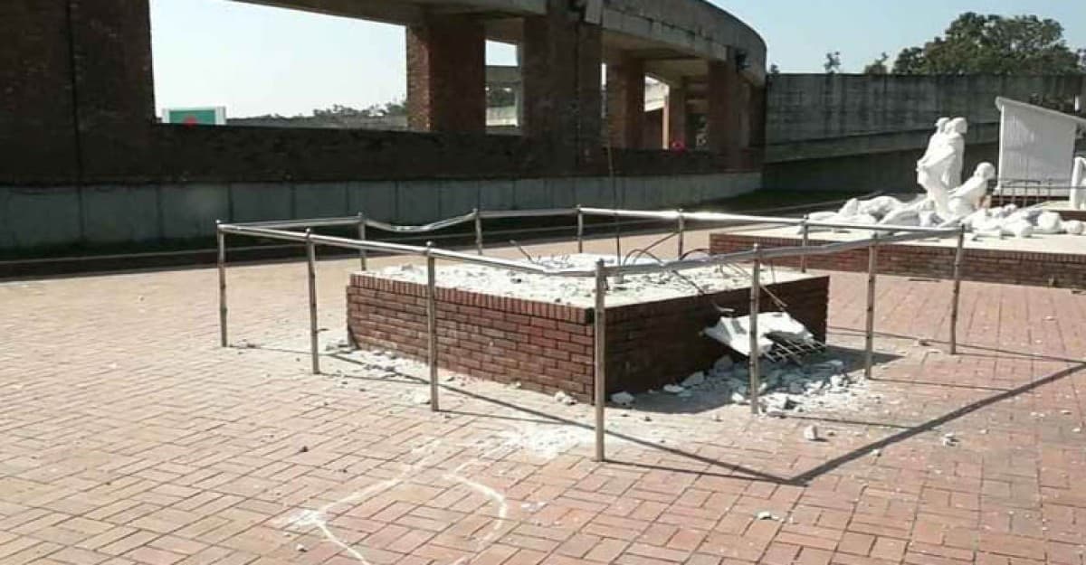 মেহেরপুরে শেখ মুজিবের ম্যুরাল ভাঙল ছাত্র-জনতা