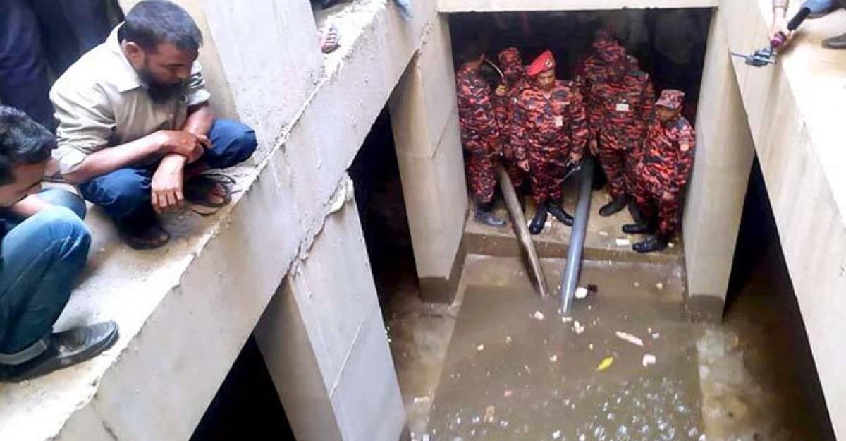৩২ নম্বরের সেই ভবন থেকে সরানো হচ্ছে পানি