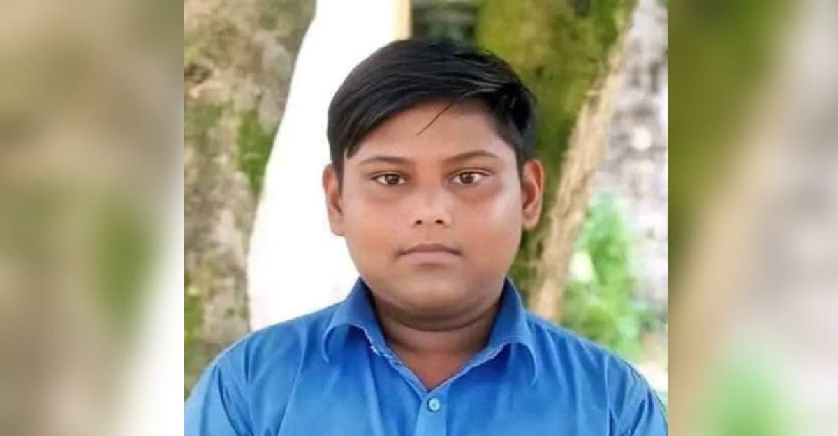 পিকনিকের বাস থেকে মাথা বের করে প্রাণ গেল স্কুল ছাত্রের