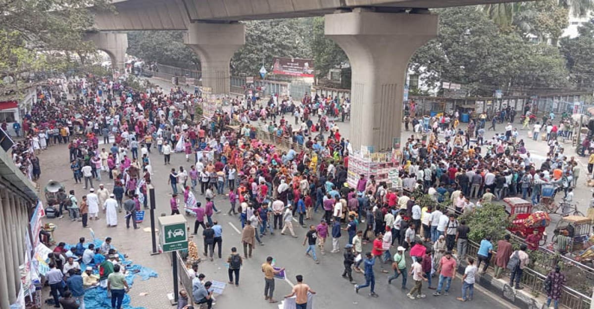 চাকরি স্থায়ীকরণের দাবিতে আউটসোর্সিং কর্মীদের সড়ক অবরোধ
