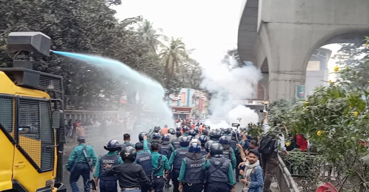 আউটসোর্সিং কর্মীদের ওপর পুলিশের জলকামান-সাউন্ড গ্রেনেড নিক্ষেপ