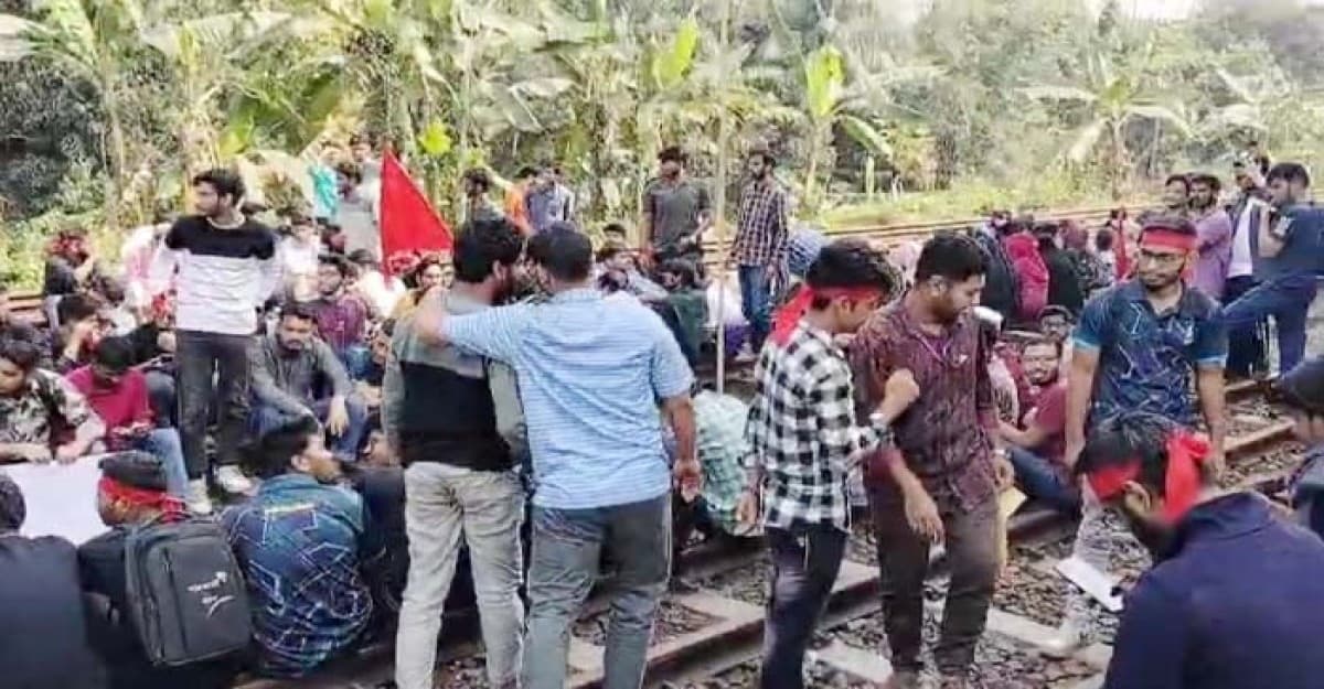 বিশ্ববিদ্যালয়ের নাম পছন্দ না হওয়ায় শিক্ষার্থীদের রেলপথ অবরোধ