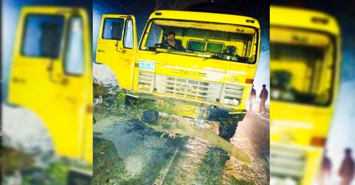 পাবনায় মধ্যরাতে সড়কে ৪০ গাড়িতে ডাকাতি