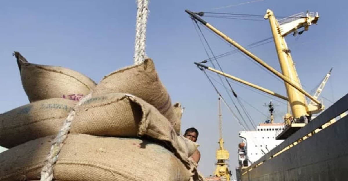 সরকারি উদ্যোগে পাকিস্তান থেকে এলো আমদানি করা চাল