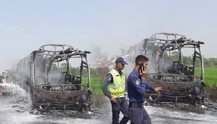 উজিরপুরের বামরাইলে চলন্ত গ্রীন লাইন পরিবহনে ভয়াবহ অগ্নিকাণ্ড