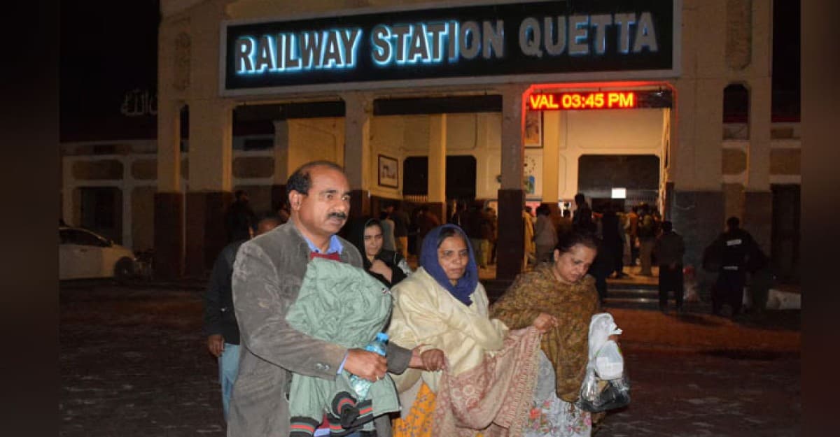 পাকিস্তানে ট্রেন জিম্মি: দেড় শতাধিক যাত্রী উদ্ধার, নিহত ২৭