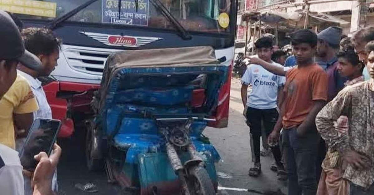 চট্টগ্রামে বাসের ধাক্কায় স্কুল শিক্ষার্থী ভাই-বোনসহ নিহত ৩