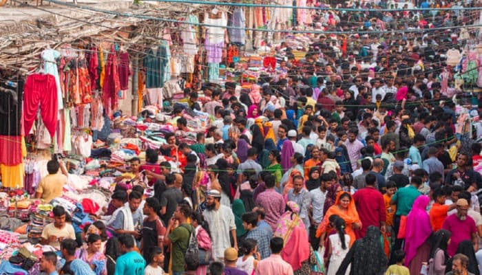 ছুটির দিনে রাজধানীতে জমজমাট ঈদের কেনাকাটা