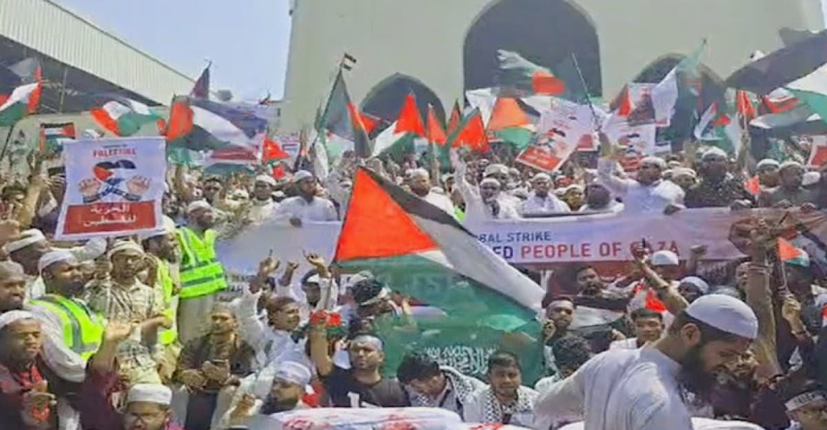 ‘ফিলিস্তিন জিন্দাবাদ’ স্লোগানে মুখরিত বায়তুল মোকাররম প্রাঙ্গণ