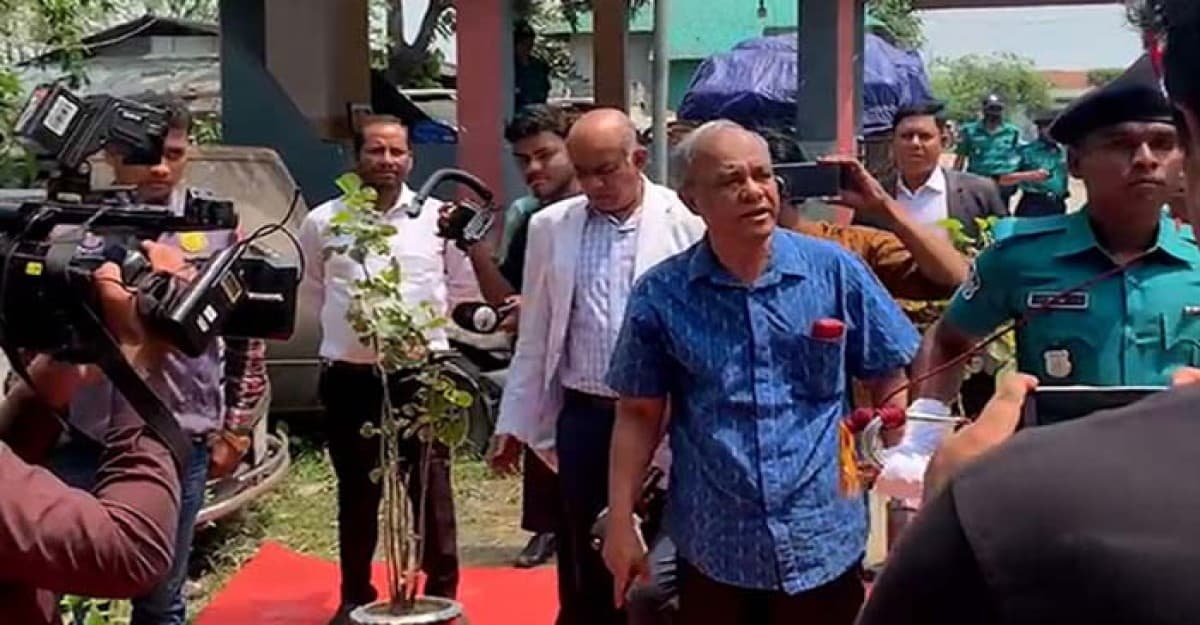 লাল গালিচা দেখে পুলিশের উপর  ক্ষোভ ঝাড়লেন স্বরাষ্ট্র উপদেষ্টা