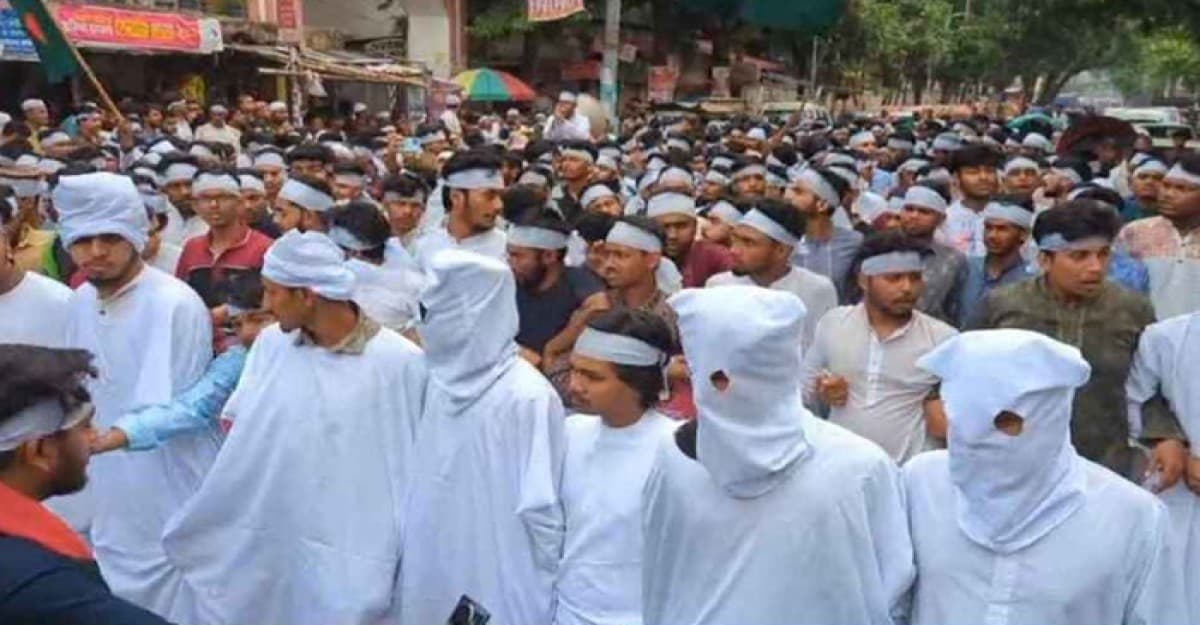 কাফনের কাপড় পরে কারিগরি শিক্ষার্থীদের গণমিছিল