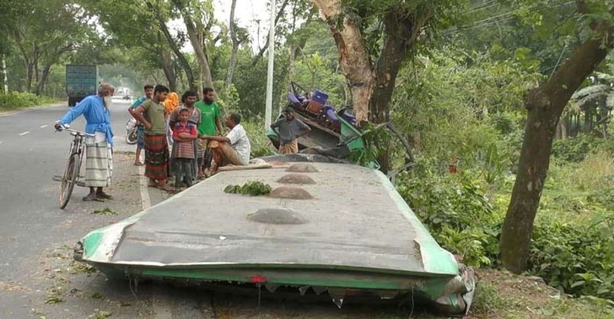 ঝিনাইদহে এবার বাসের ছাঁদ খুলে ঝুলছিলো গাছে