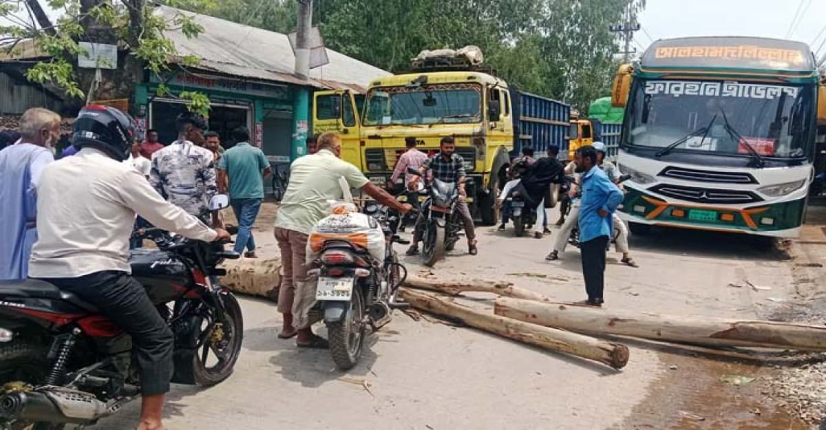 ট্রেন চালুর দাবিতে লালমনিরহাটে সড়ক অবরোধ