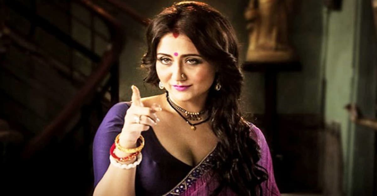 পারলে নাকের ফুটোর মধ্যে মোবাইল গুঁজে দেয়: স্বস্তিকা মুখার্জি