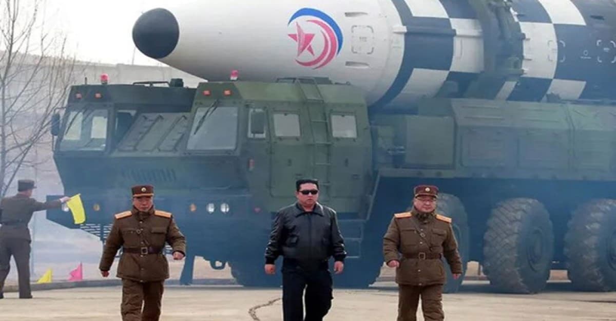 সেনাবাহিনীকে যুদ্ধের প্রস্তুতি নিতে বললেন কিম জং-উন