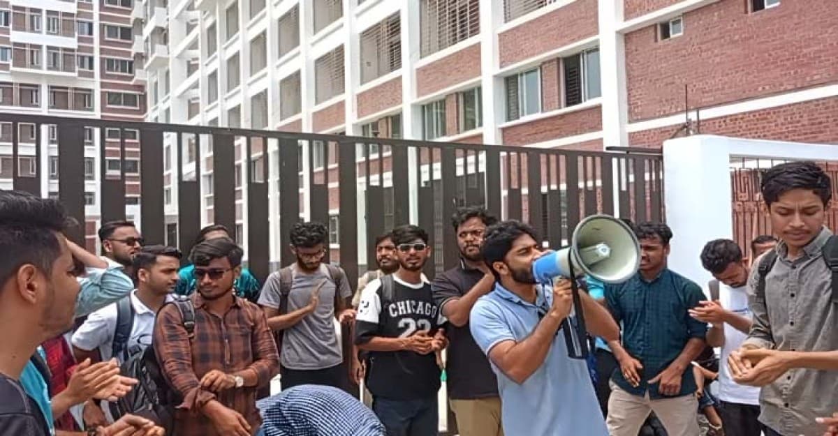 পাবিপ্রবিতে নতুন হল খোলার দাবিতে শিক্ষার্থীদের বিক্ষোভ