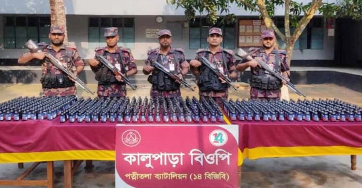 নওগাঁ সীমান্ত থেকে  ৬০৯ বোতল ফেন্সিডিল উদ্ধার করেছে বিজিবি