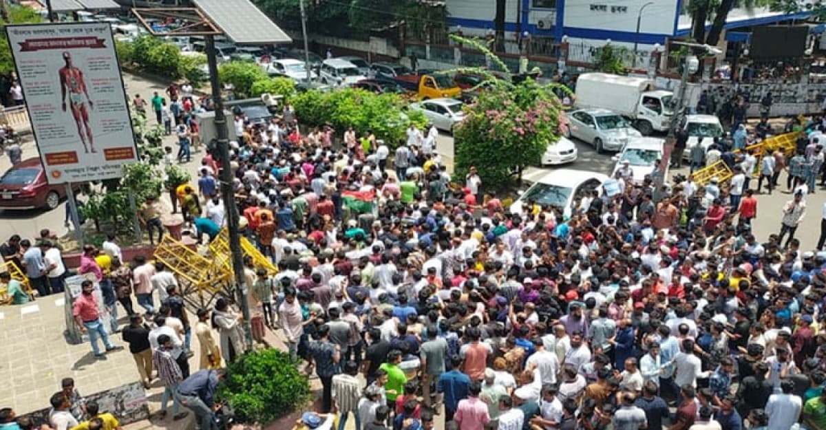 এবার মৎস্য ভবন মোড়ে ইশরাকের সমর্থকদের অবস্থান