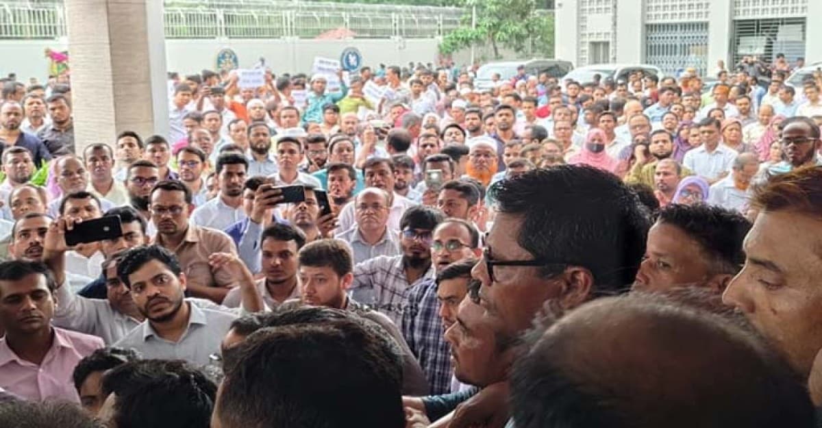 সচিবালয়ের সব প্রবেশপথ বন্ধ, আজও বিক্ষোভ করছেন কর্মকর্তা–কর্মচারীরা