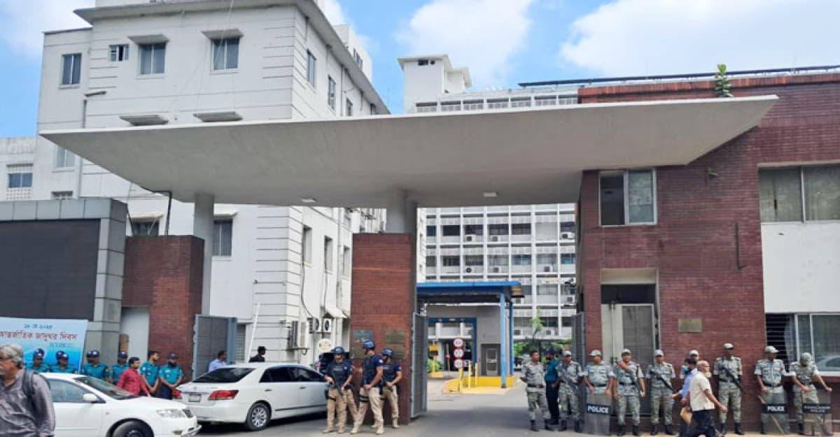 সচিবালয় ঘিরে কঠোর নিরাপত্তা ব্যবস্থা, সোয়াট ও বিজিবি মোতায়েন