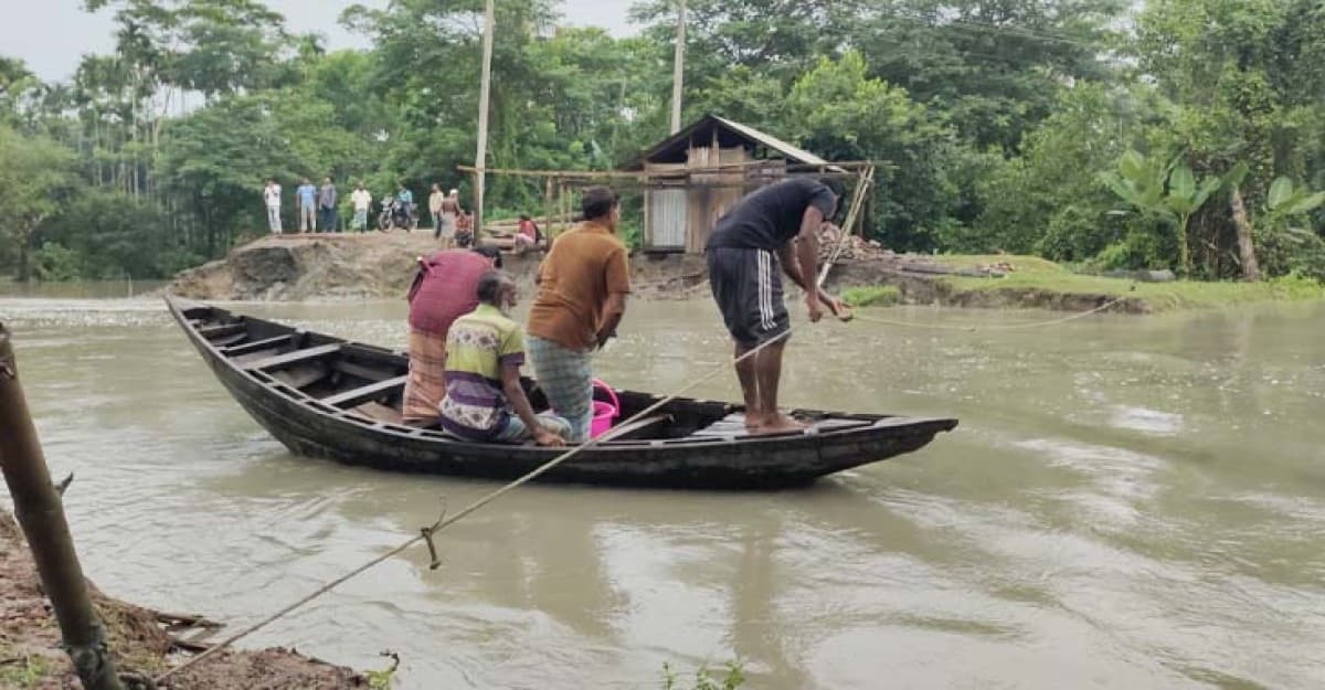 পাথরঘাটায় বেরিবাঁধ ভেঙ্গে ৬ গ্রাম প্লাবিত, যোগাযোগ বিচ্ছিন্ন