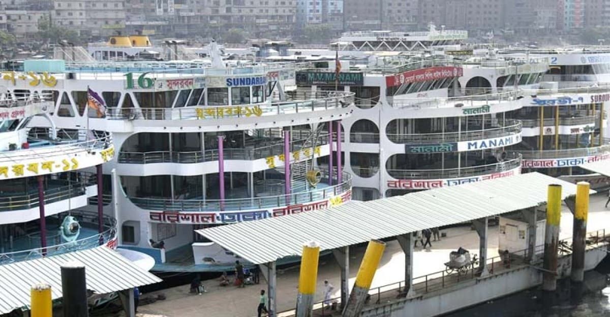 ঈদযাত্রায় সড়ক, রেলে ভিড় থাকলেও লঞ্চে যাত্রী কম