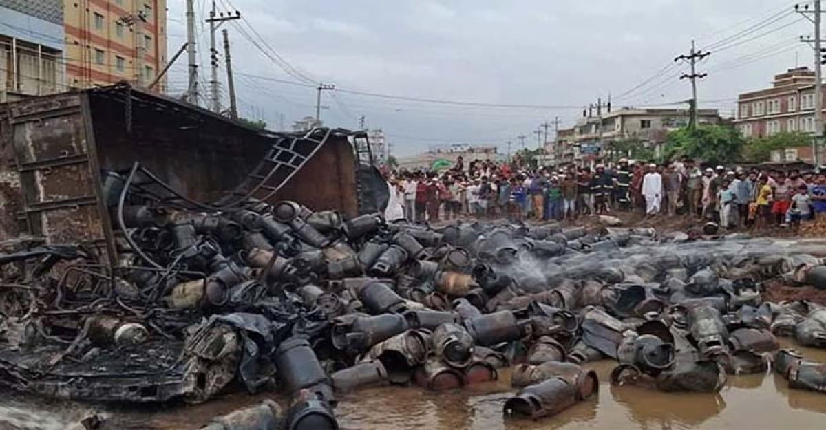 সিলিন্ডারসহ  ট্রাক  উল্টে একের পর এক বিস্ফোরণ