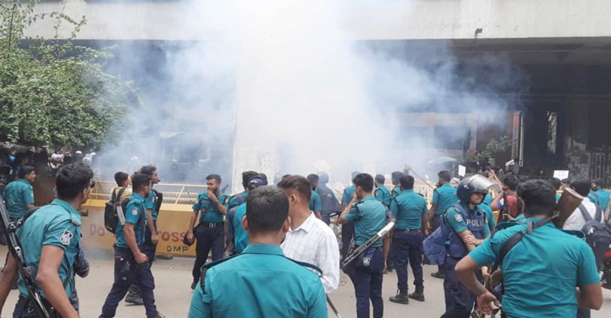 উত্তপ্ত প্রেস ক্লাব, সাউন্ড গ্রেনেড নিক্ষেপ পুলিশের
