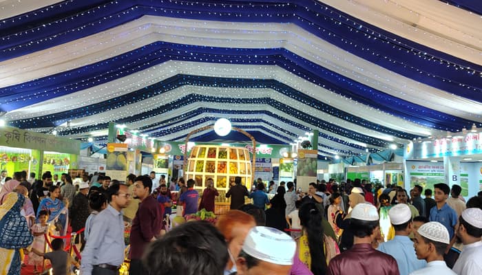 কৃষকের স্টলে ব্যবসায়িদের সয়লাব