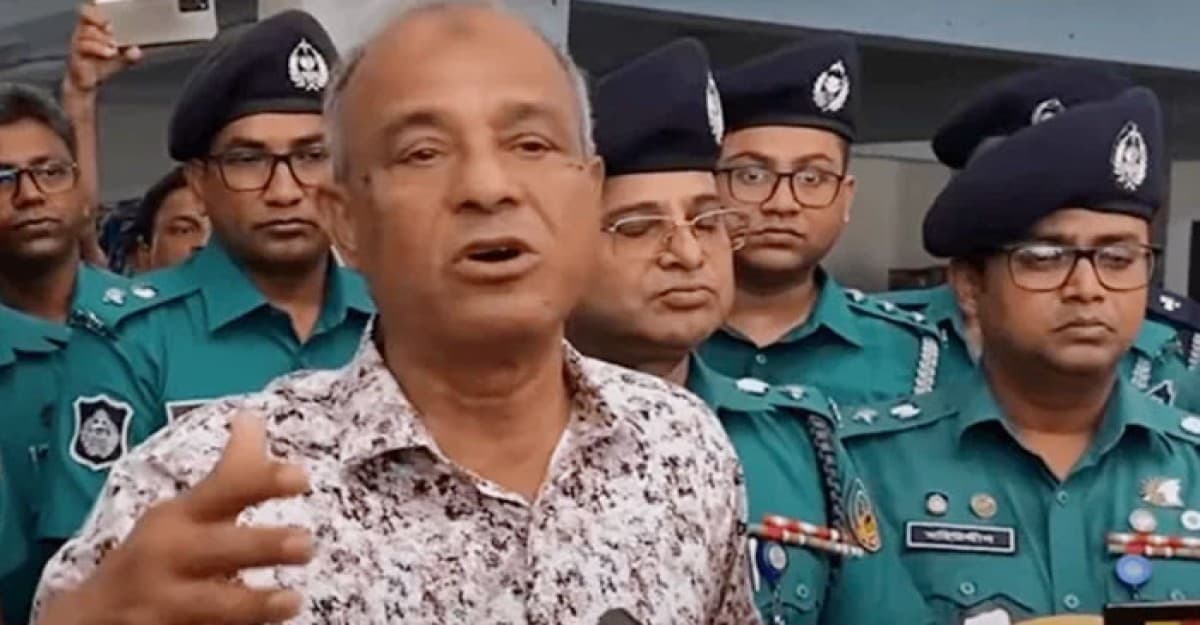 বাংলাদেশে পাচারের জন্যই ফেনসিডিল তৈরি করে ভারত: স্বরাষ্ট্র উপদেষ্টা