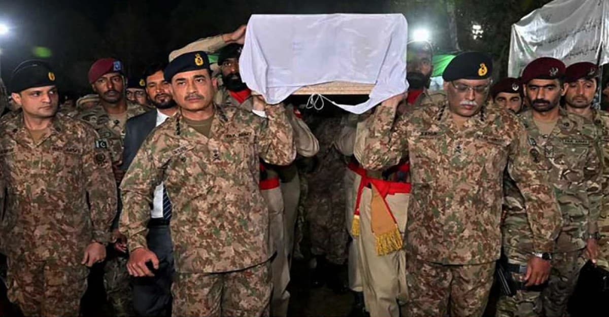 বোমা হামলায় পাকিস্তানের ১৩ সেনা সদস্য নিহত