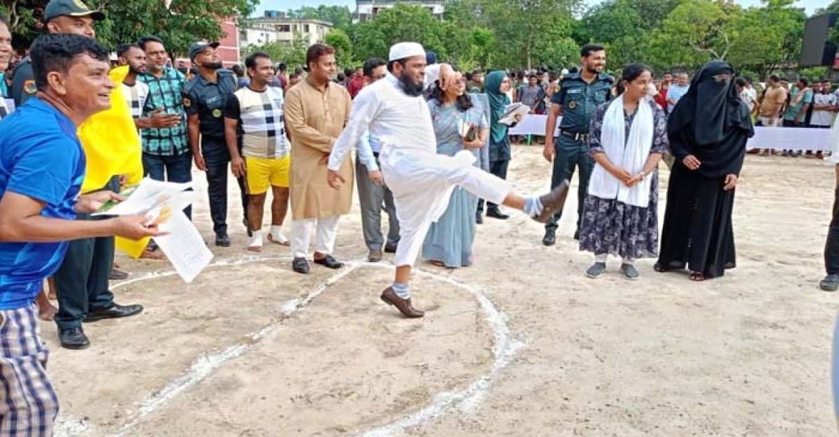 মৌলভীবাজার জেলখানার ফুটবল টুর্নামেন্টে উদ্বোধনী খেলায় আওয়ামী লীগের নেতা