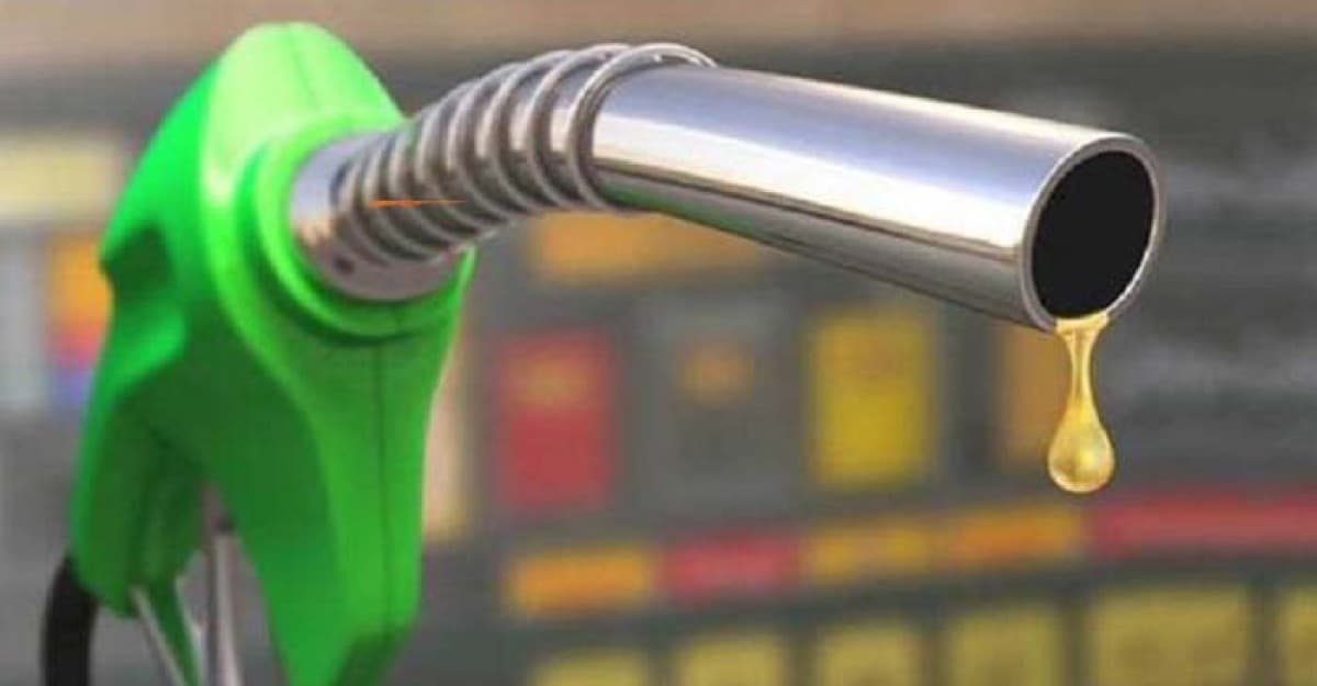 পাকিস্তানে হঠাৎ বাড়ল জ্বালানি তেলের দাম