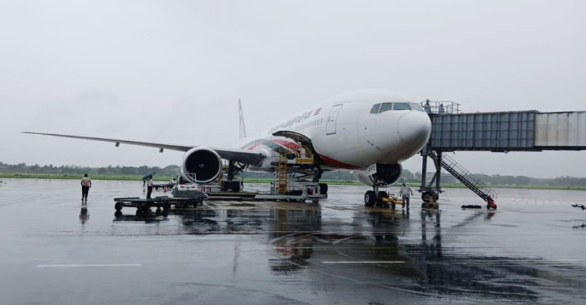 যান্ত্রিক ত্রুটি নিয়ে চট্টগ্রামে রানওয়েতে আটকে পড়ে হজযাত্রীদের ফ্লাইট
