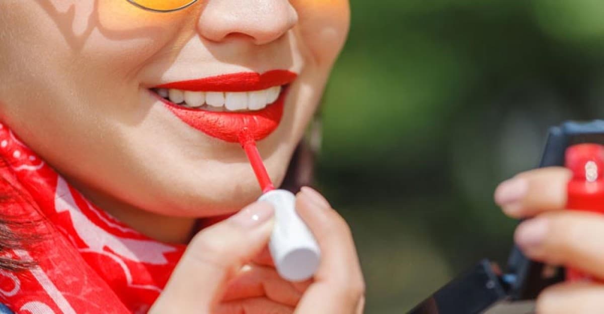 প্রতিদন লিপস্টিক ব্যবহার করছেন, জেনে নিন কি ক্ষতি হয়?