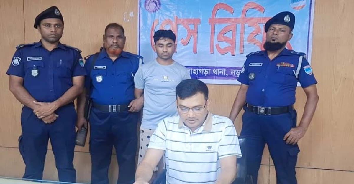 নড়াইলে অস্ত্রের মুখে জিম্মি করে ডাকাতি, স্ত্রী সহ ডাকাত দলের সর্দার গ্রেফতার