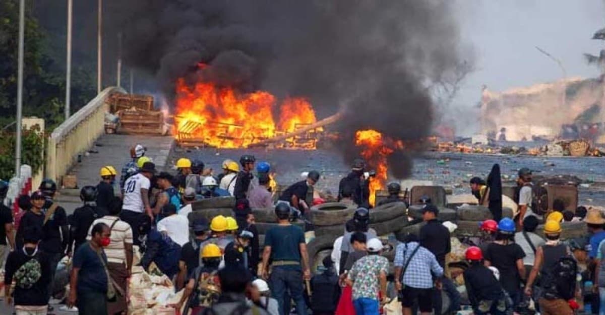 মিয়ানমারে তুমুল সংঘর্ষ, পালাচ্ছেন হাজার হাজার মানুষ