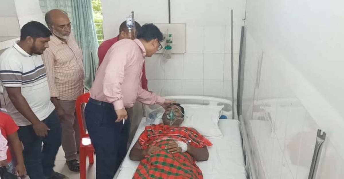 সাভারে ভূমি কর্মকর্তার উপর সন্ত্রাসী হামলা